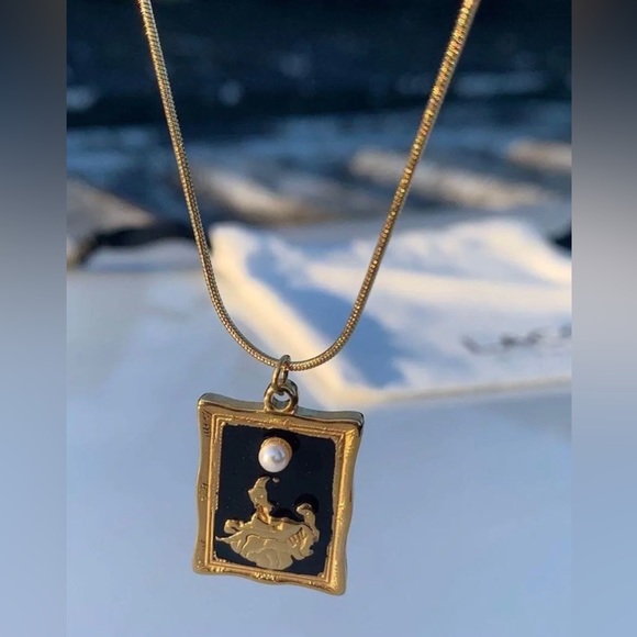 Reclining Woman Portrait Painting Artistic Picture Frame Pearl 18K Gold Necklace - Picture 4 of 16